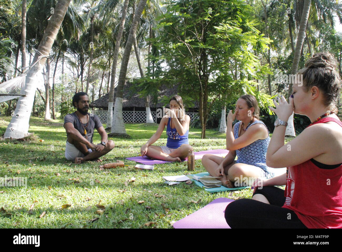 Instructor de Yoga Indio enseñanza pranayama en Kerala, India Foto de stock