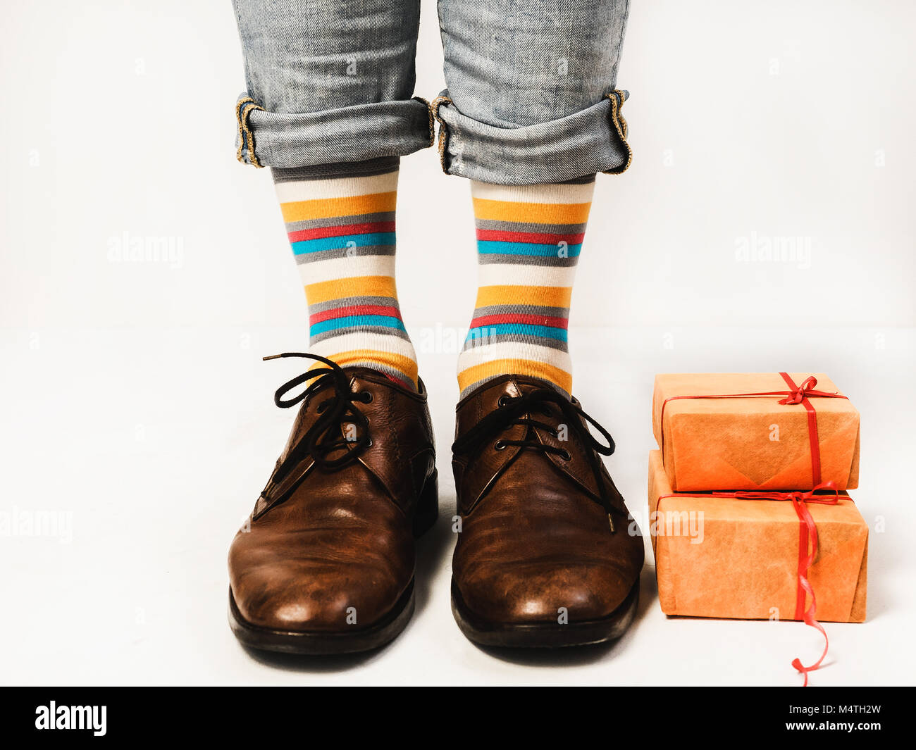 Guapo en funny calcetines y zapatos elegantes con un regalo para su amada  Fotografía de stock - Alamy