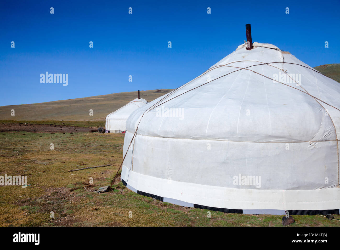Mongol tradicional carpa redonda portátil ger cubierto con cubierta  exterior blanco en las montañas de Altai de Mongolia occidental Fotografía  de stock - Alamy