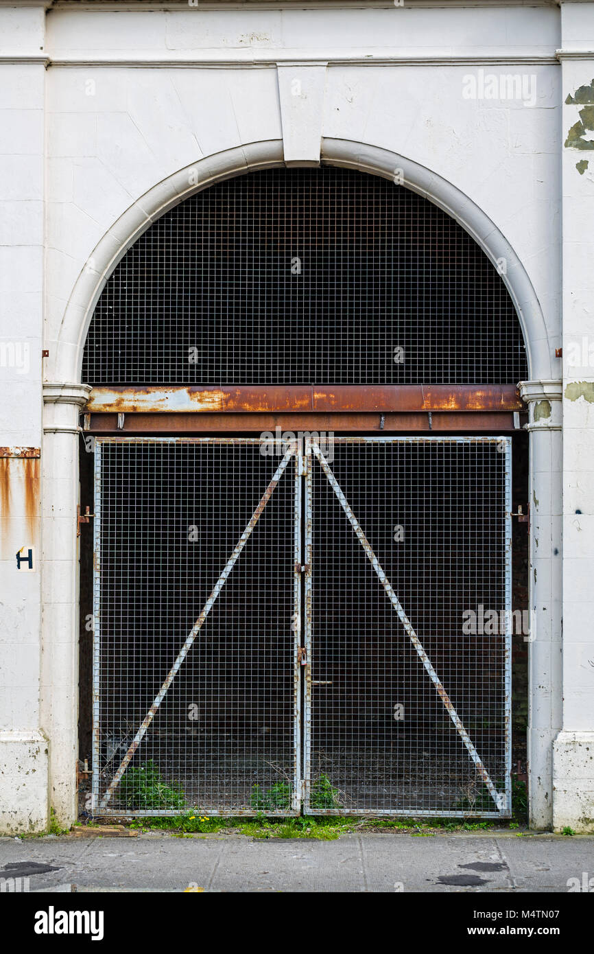 Un viejo arco de entrada bloqueada Foto de stock