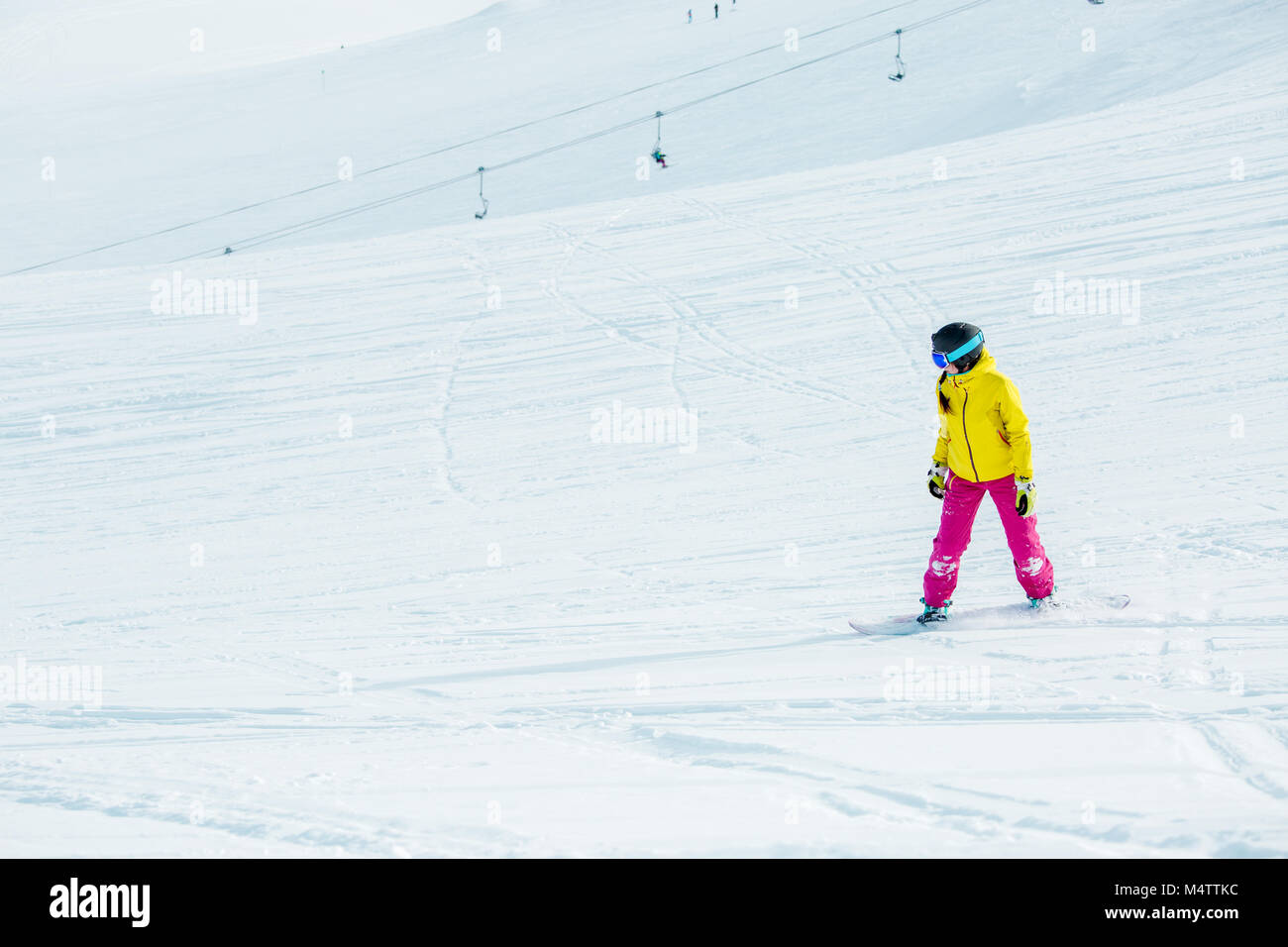 Mujer Bonita Joven En Snowboard Púrpura Del Paseo Del Traje Del Esquí Foto  de archivo - Imagen de libertad, ropa: 103353624