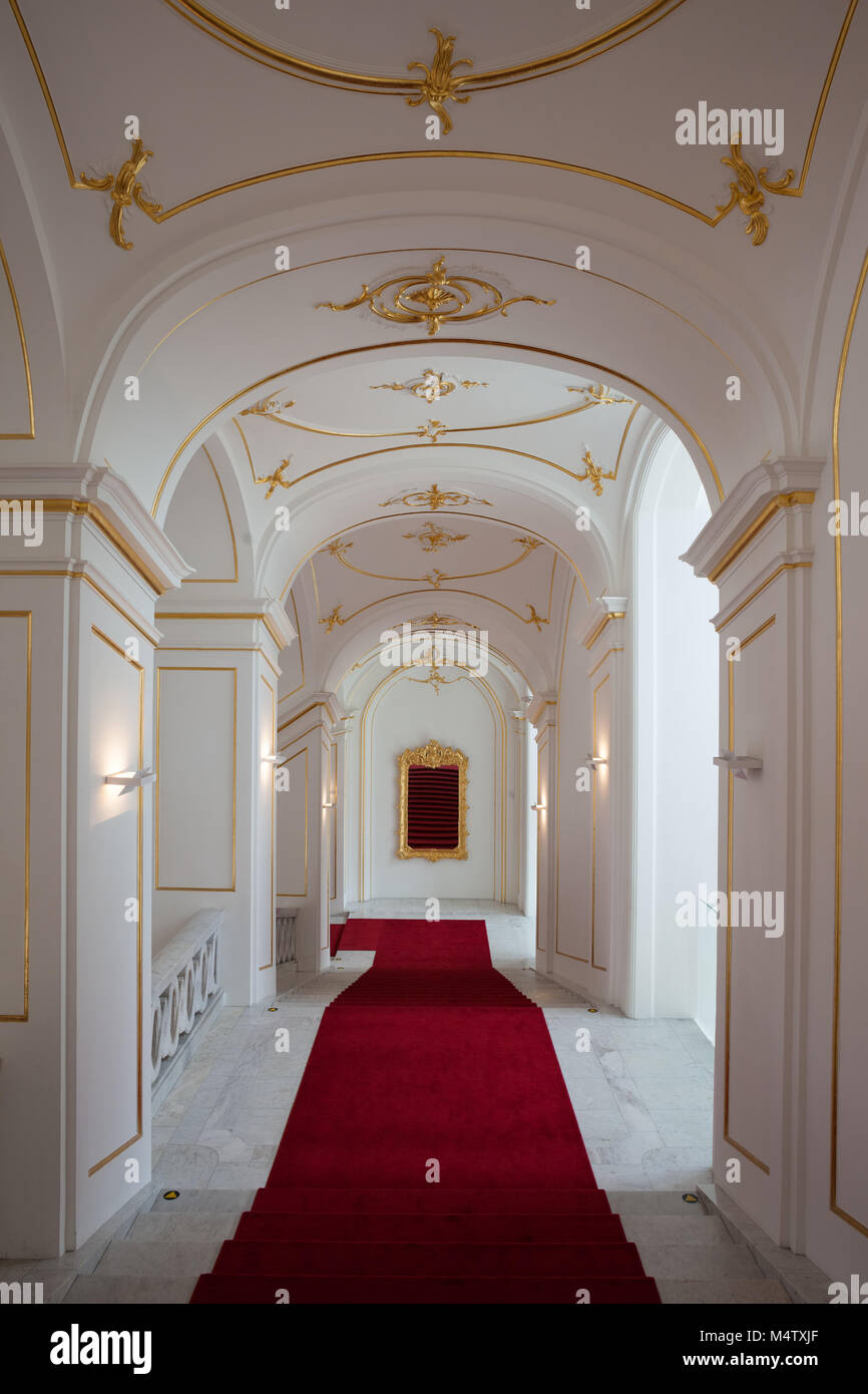 Castillo de Bratislava, escalera interior con alfombra roja, el Museo de Historia en Bratislava, Eslovaquia, Europa Foto de stock