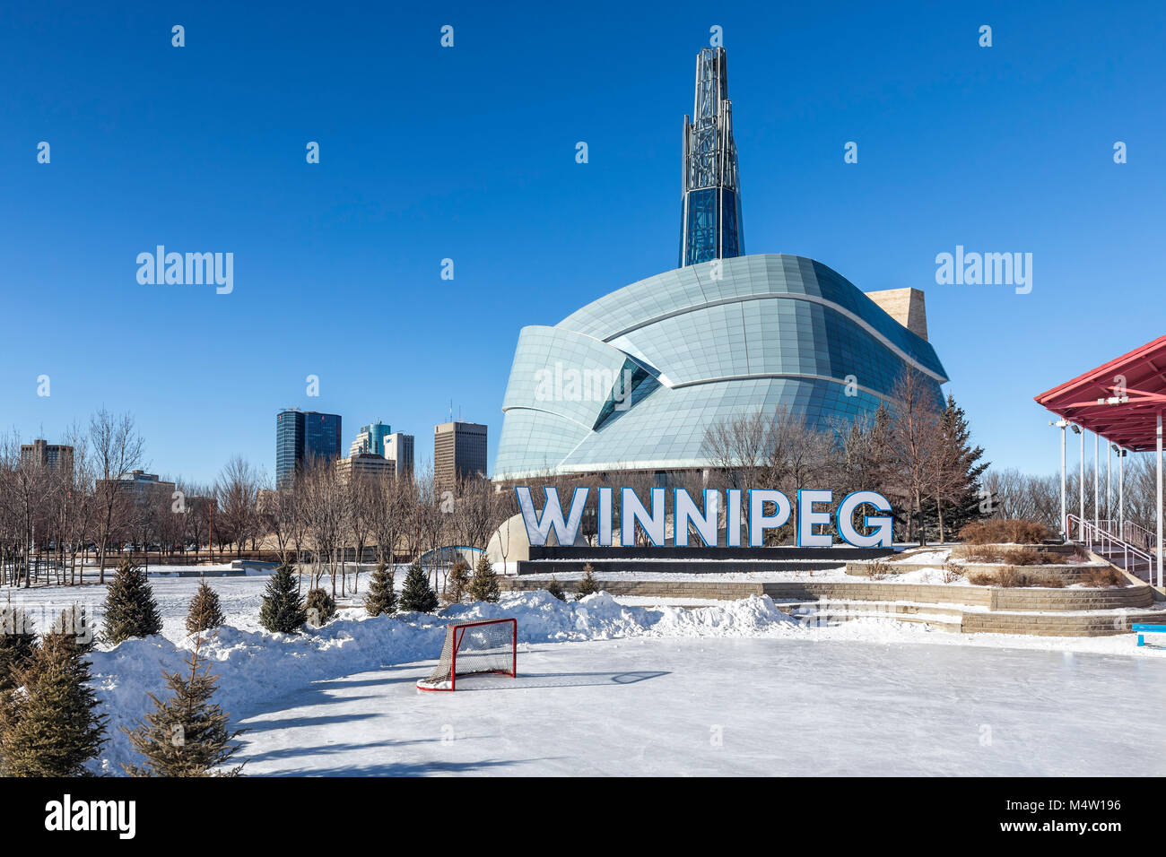 Horizonte de Winnipeg desde las horquillas, con el Museo Canadiense de Derechos Humanos, Winnipeg, Manitoba, Canadá. Foto de stock