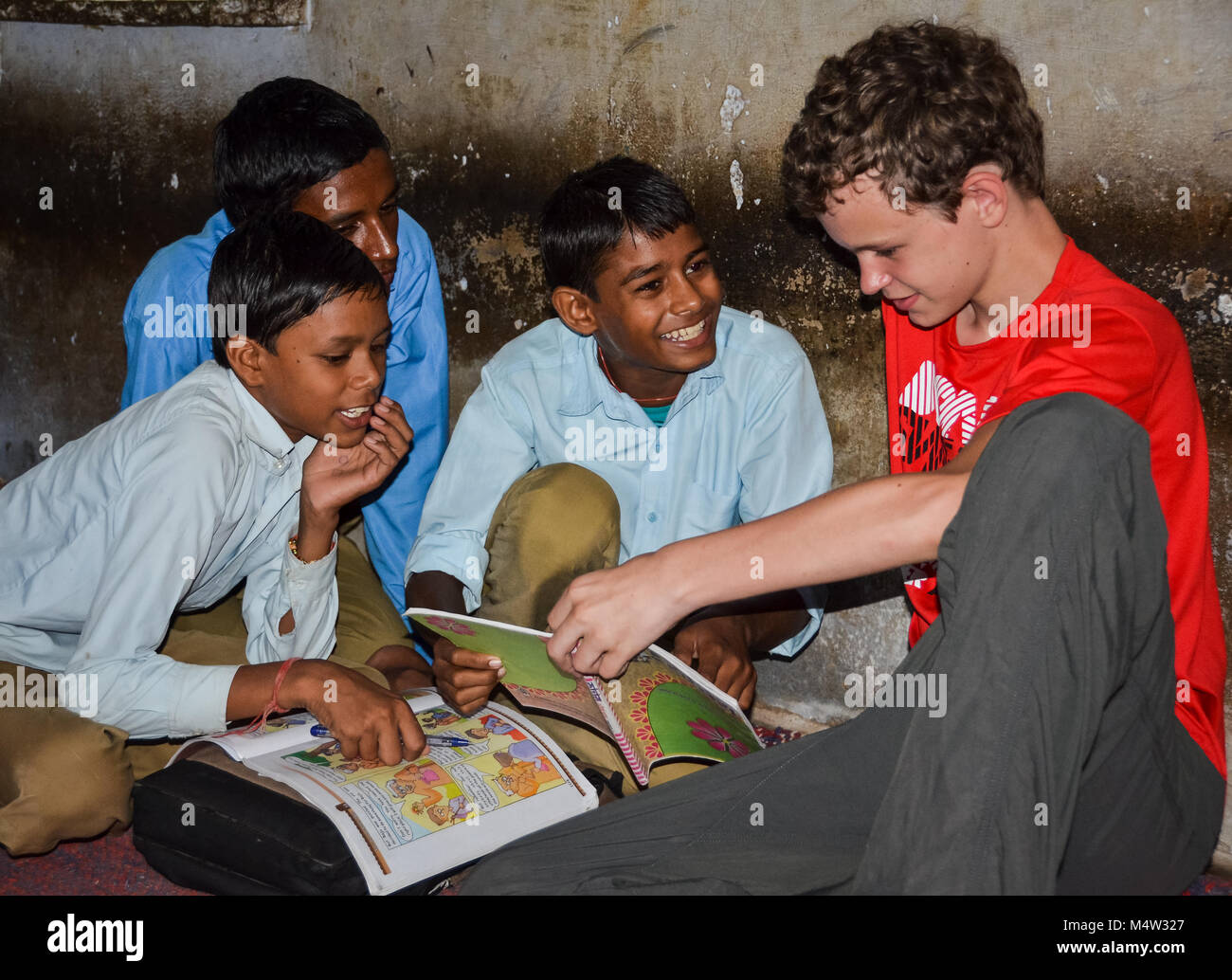 Niños leyendo juntos en una visita a una escuela en Jaipur, India. Foto de stock