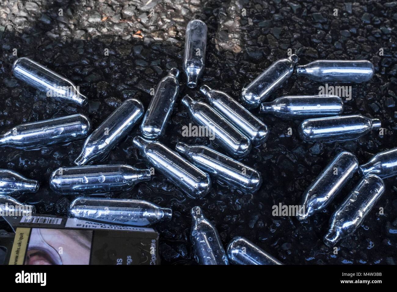 Bombonas de óxido nitroso descartados en street, London, UK Foto de stock
