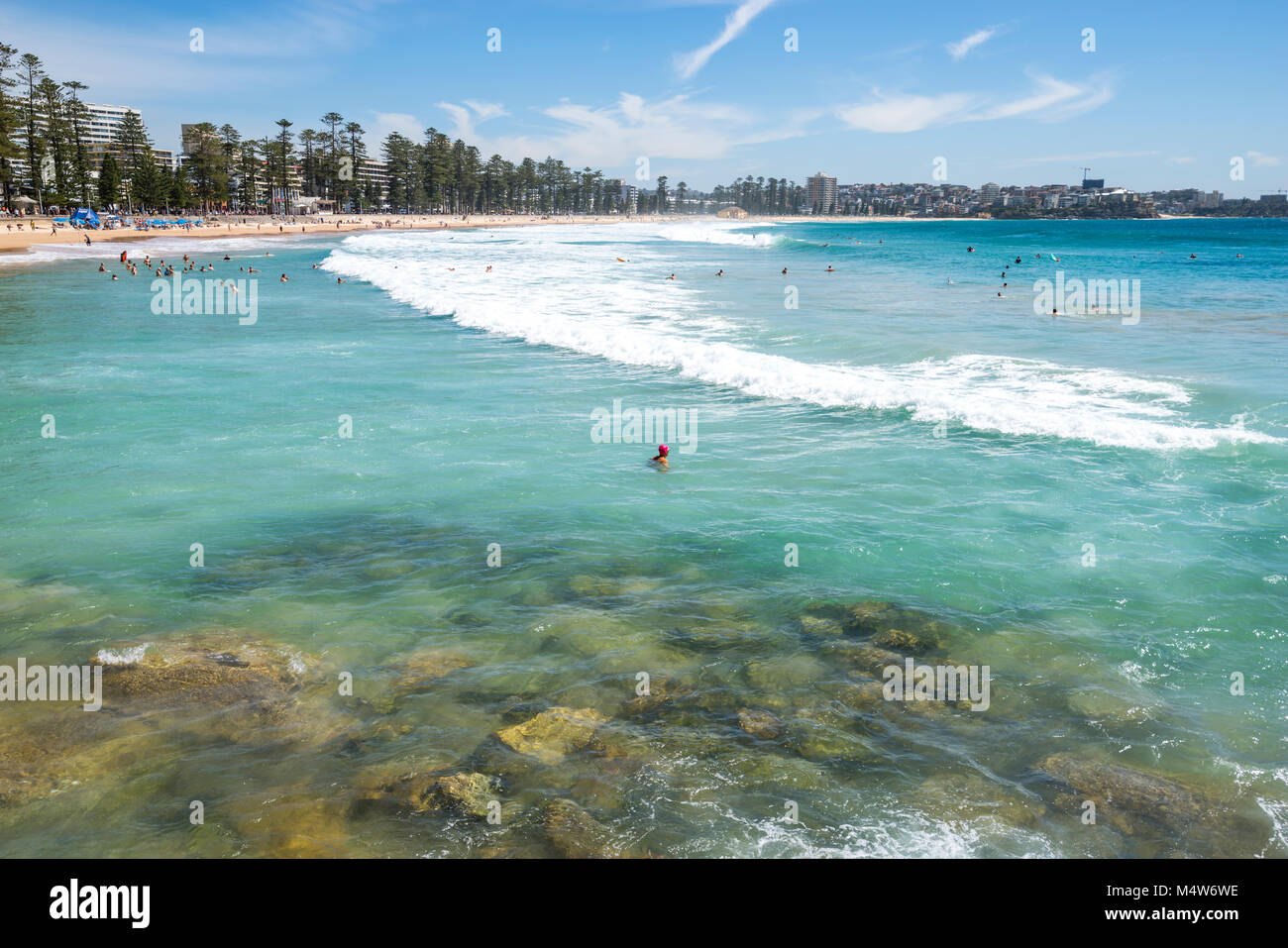 Manly Beach en un día de verano con el cielo azul, Sydney, Australia. Foto de stock