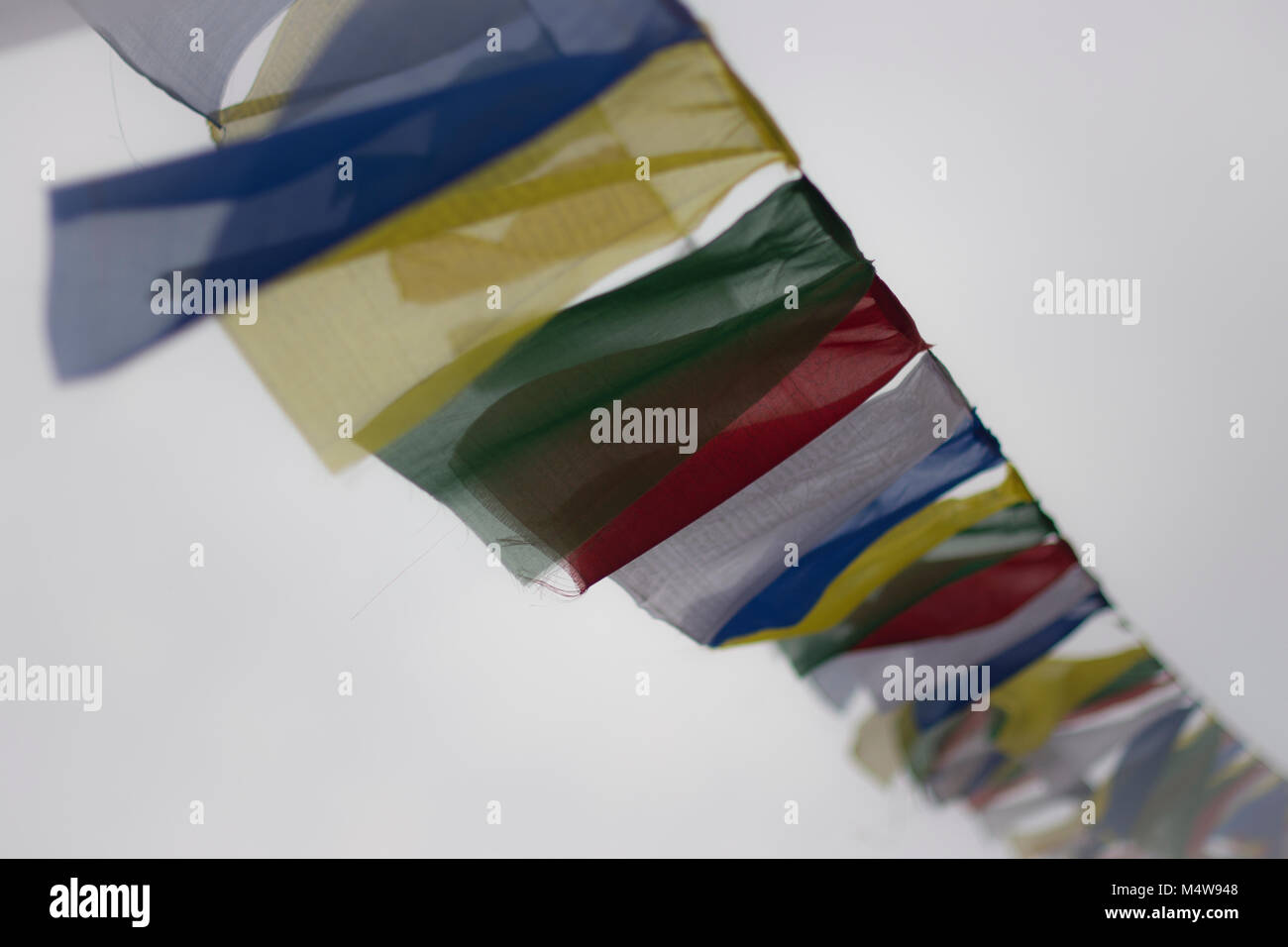 Banderas tibetanas ondeando en el viento Foto de stock