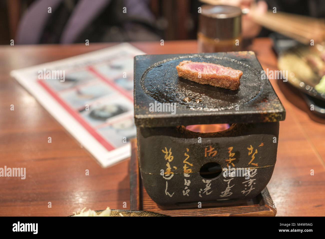 Chuleta de ternera japonesa Wagyu Katsu sobre calor plat Foto de stock