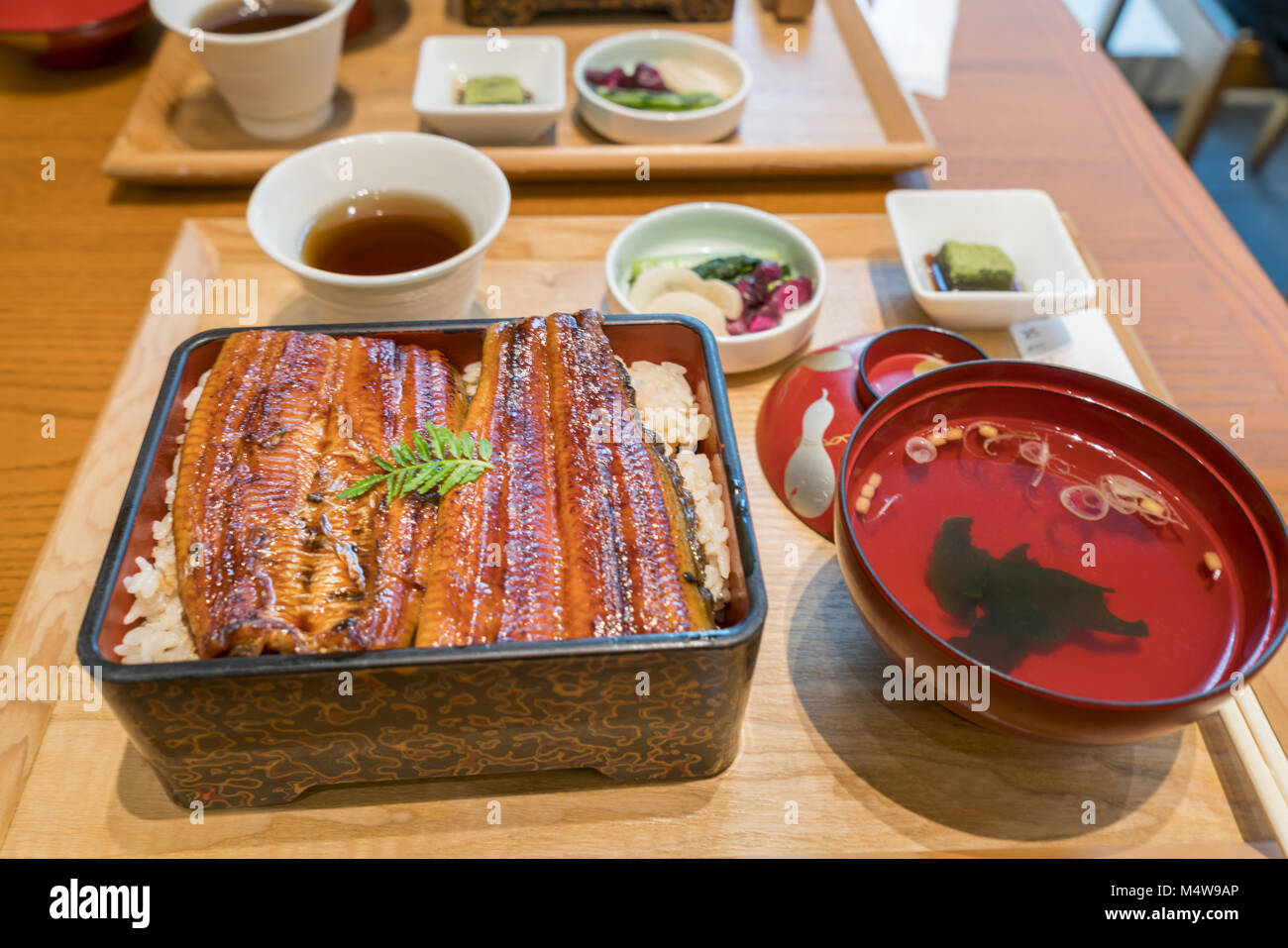 Anguila asada sobre el arroz,cocina unagi unaju, japonés Foto de stock