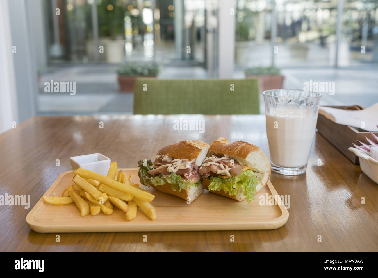 Sándwich de jamón y queso con papas fritas y leche Foto de stock