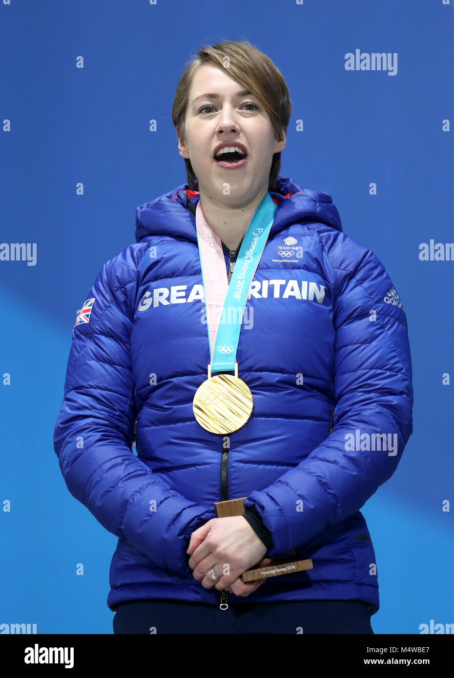 Gran Bretaña Lizzy Yarnold posa con su medalla de oro durante la ceremonia de entrega de medallas para el esqueleto de la mujer el día nueve de los Juegos Olímpicos de Invierno de 2018 PyeongChang en Corea del Sur. Foto de stock