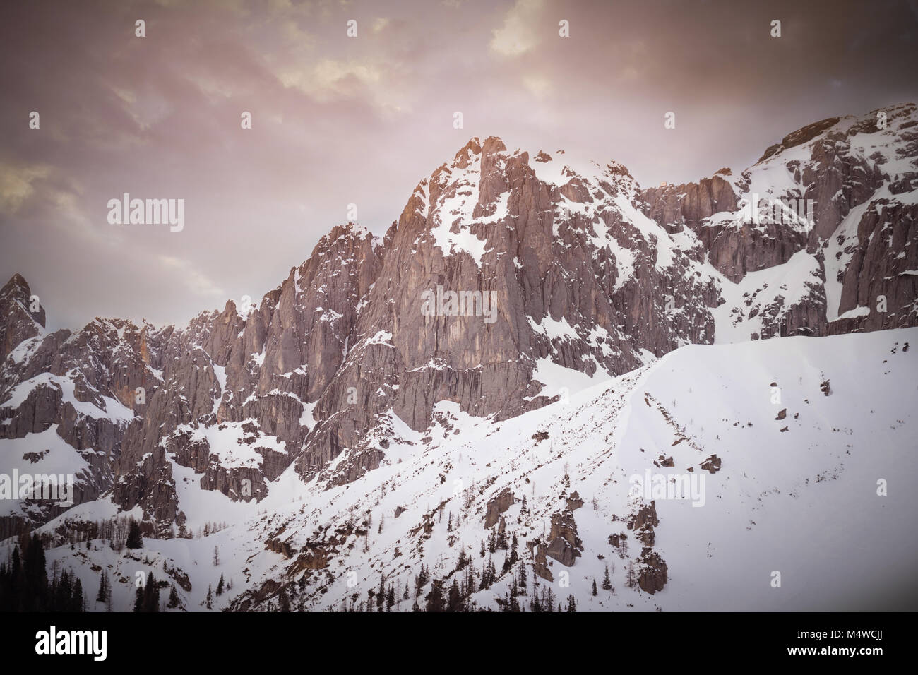 En invierno el paisaje alpino de montaña Foto de stock