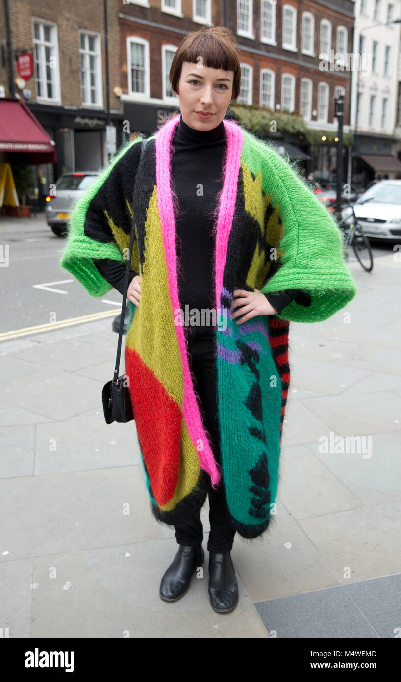 Una mujer lleva un abrigo Kristel durante el Otoño/Invierno 2018 La Semana de la Moda de Londres fuera de moda espacio Scout Fotografía de stock Alamy