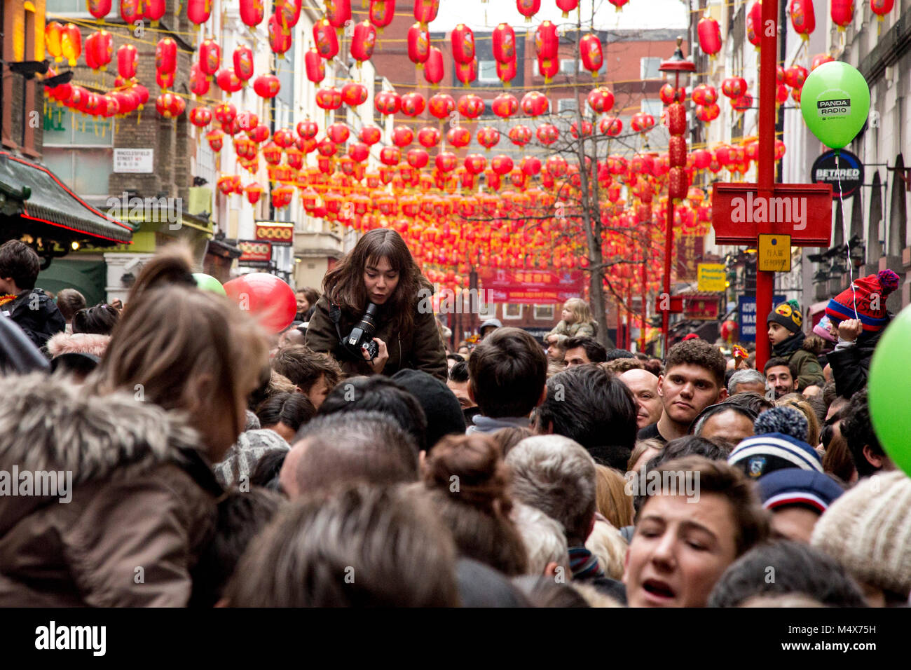 Londres, Reino Unido. 18 Feb, 2018. Ciudad China en Londres está celebrando el Año Nuevo chino el 18 de febrero de 2018. Crédito: Dominika Zarzycka/Alamy Live News Foto de stock