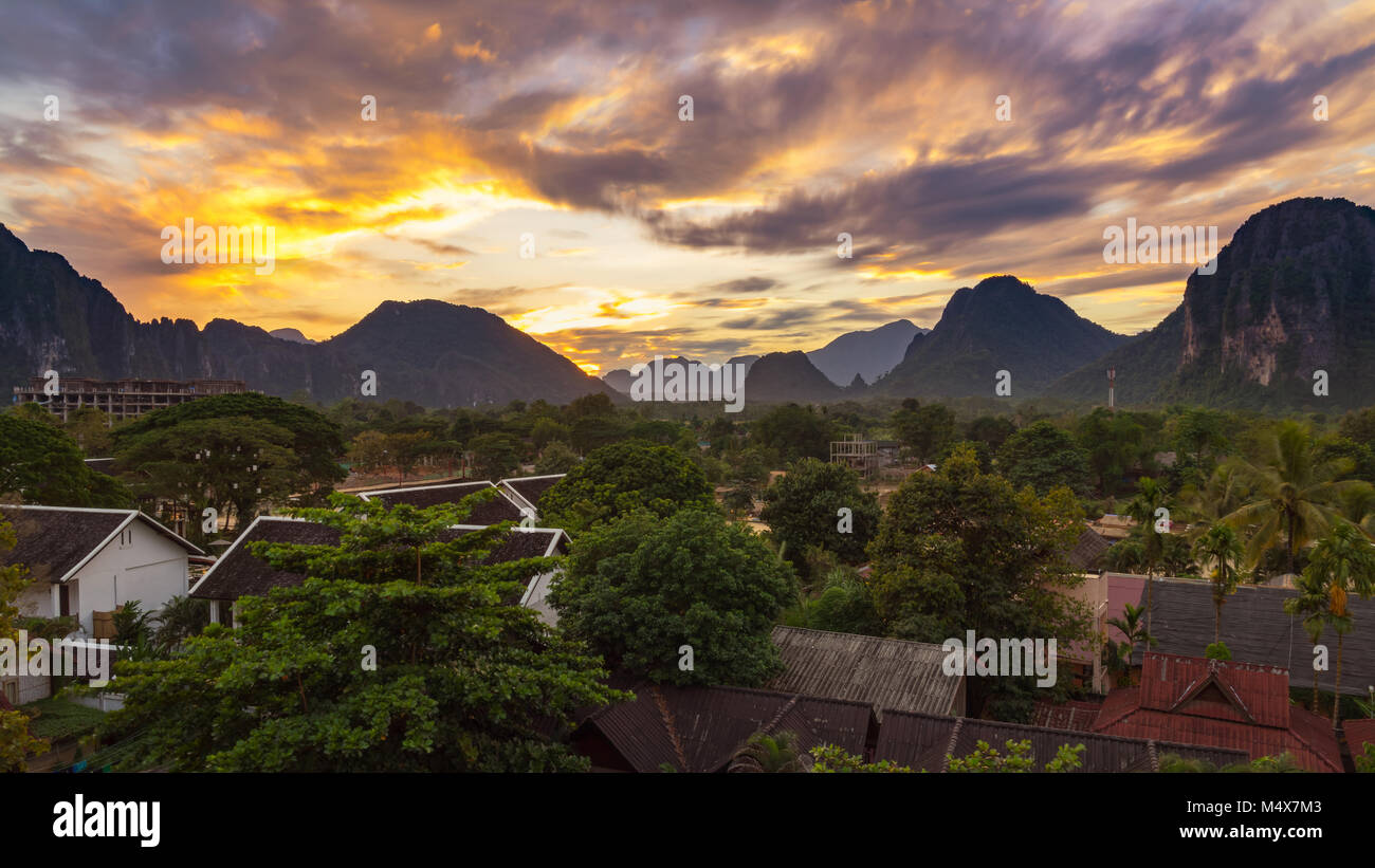 La vista horizontal panorama al atardecer en Vang Vieng, Laos. Foto de stock