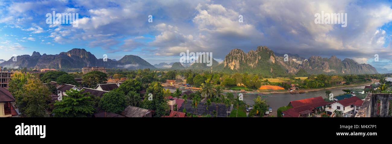 La vista horizontal panorama mañana en Vang Vieng, Laos. Foto de stock
