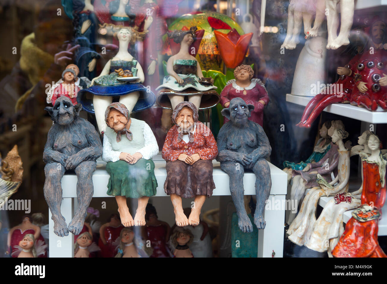 Cracovia, Polonia - Febrero 12, 2018 figuras en una tienda de souvenirs Foto de stock