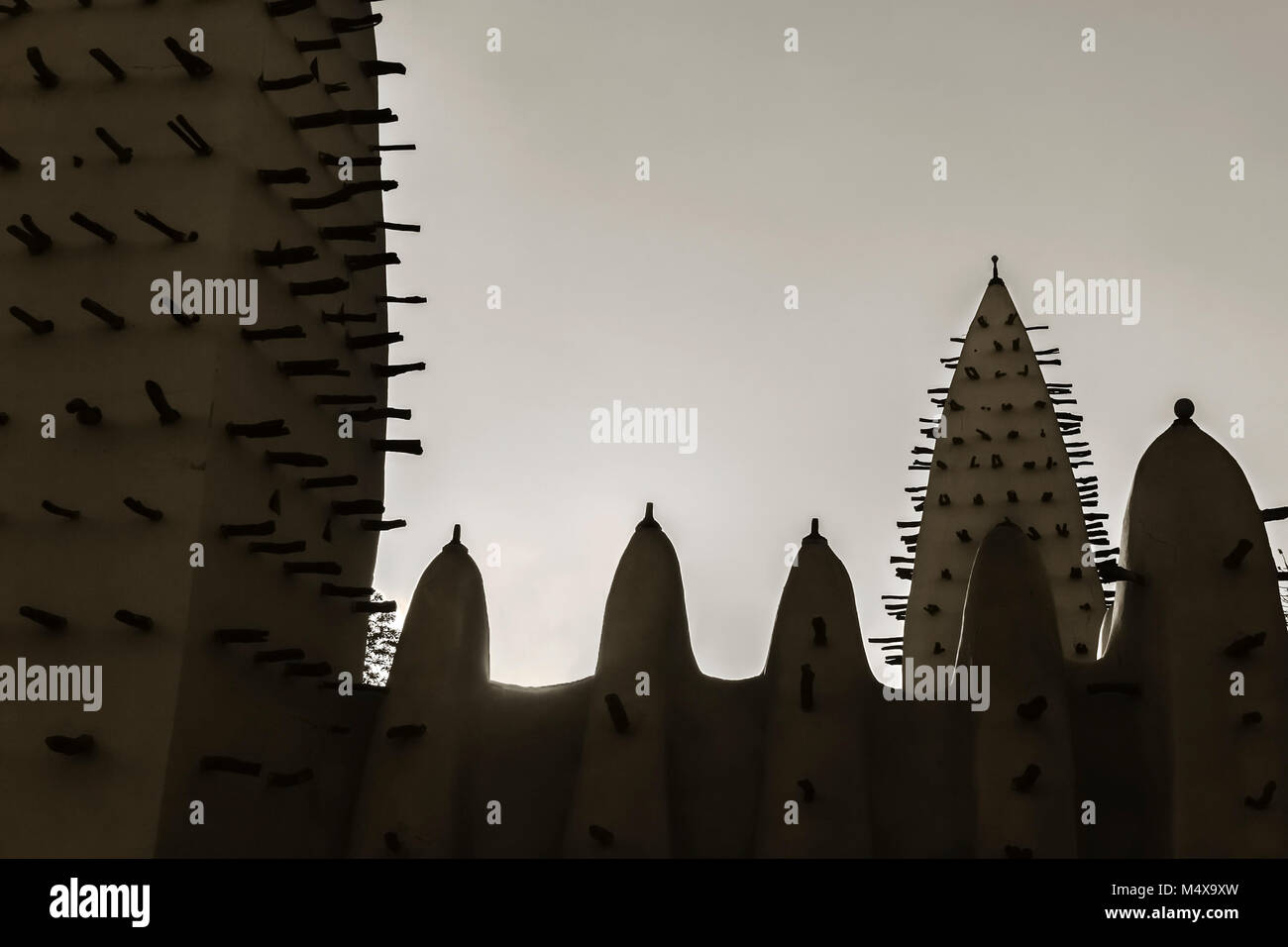 Monocromático blanco y negro, imagen de la mezquita de BoboDioulasso