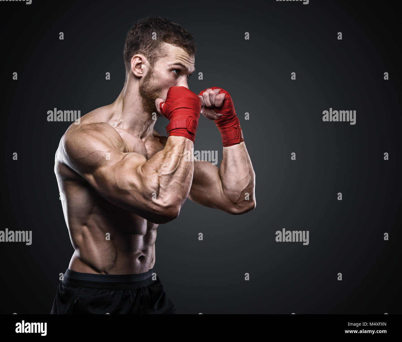 MMA Fighter preparando vendas para entrenamiento. Antecedentes Darck  Fotografía de stock - Alamy