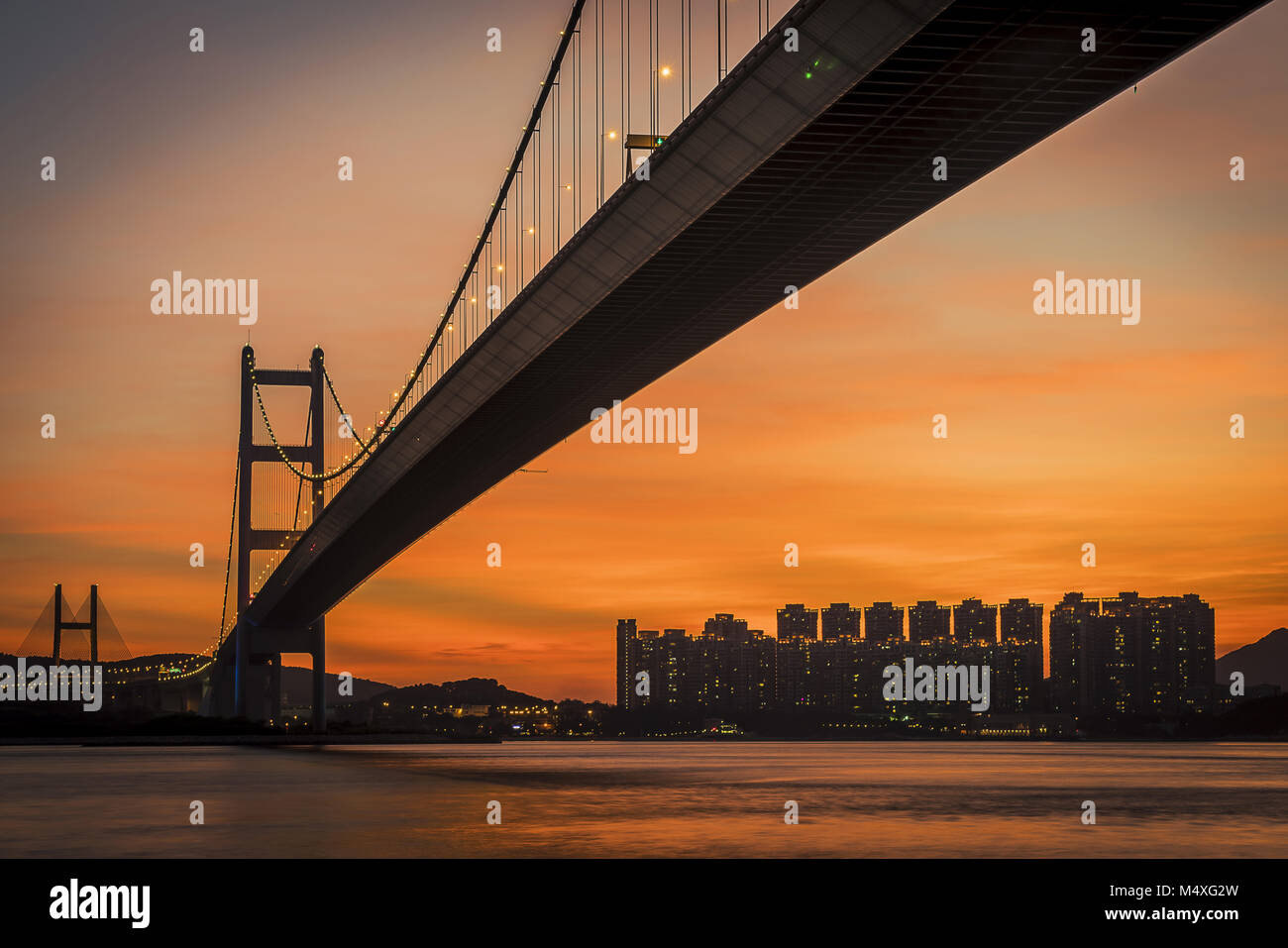 Sunset bajo el puente Tsing Ma de Hong Kong Foto de stock