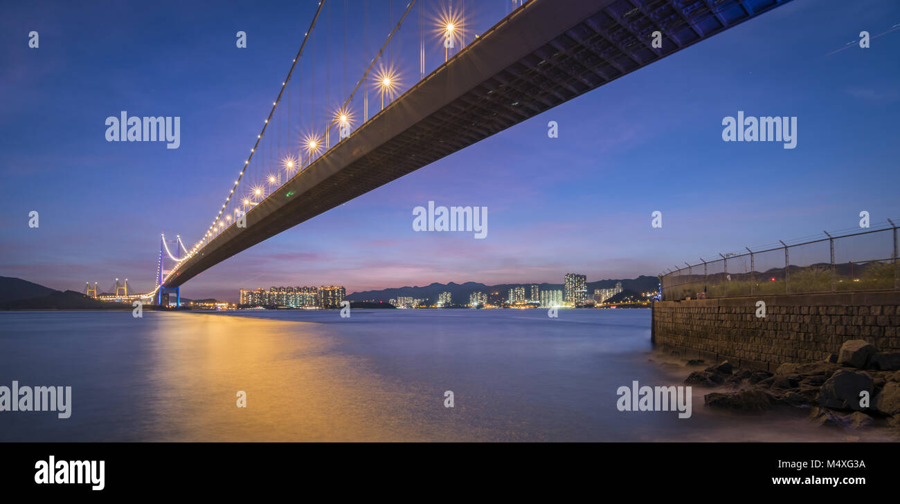 Sunset bajo el puente Tsing Ma de Hong Kong Foto de stock