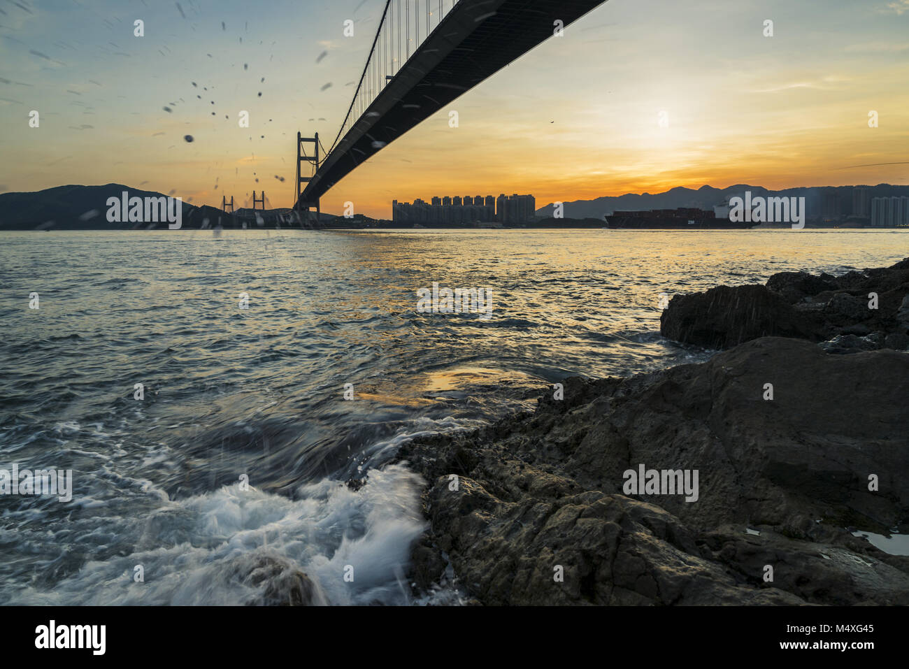 Sunset bajo el puente Tsing Ma de Hong Kong Foto de stock