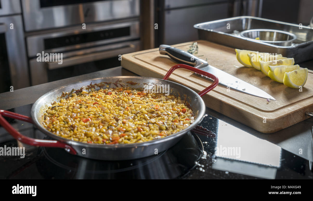 Paella semi-acabados, listo para añadir el marisco Foto de stock