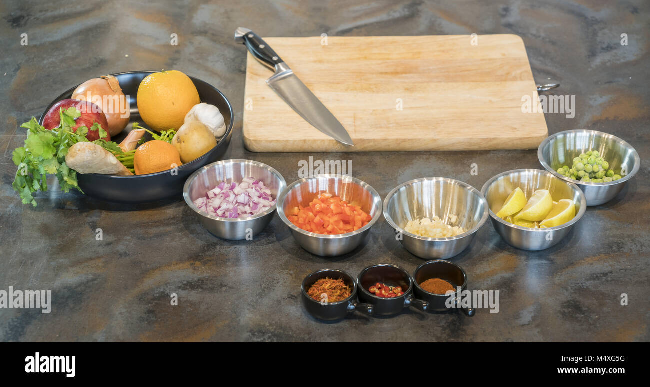 Ingrediente alimentario diferente con un cuchillo sobre la tabla de cortar Foto de stock