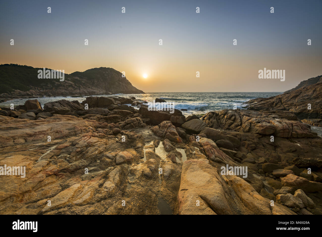 Amanecer en Shek O PLAYA, Hong Kong Foto de stock