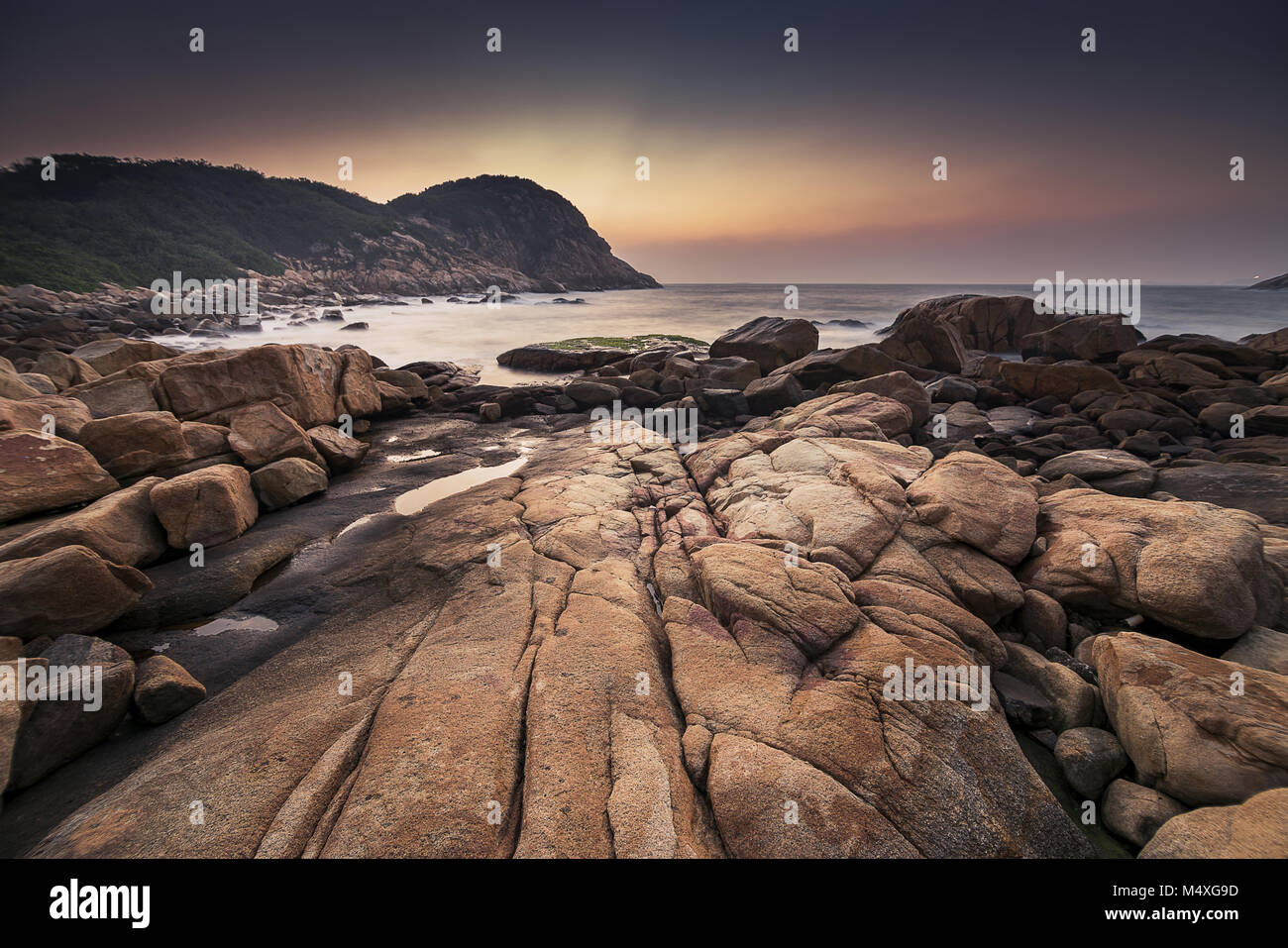 Amanecer en Shek O Playa, Hong Kong Foto de stock