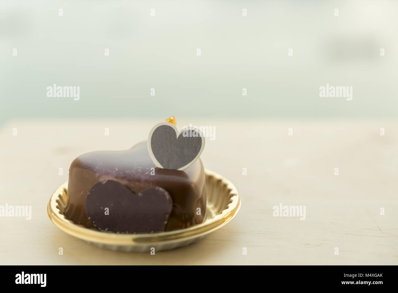 Tarta de chocolate con forma de corazón fantasía sobre una tabla de madera Foto de stock