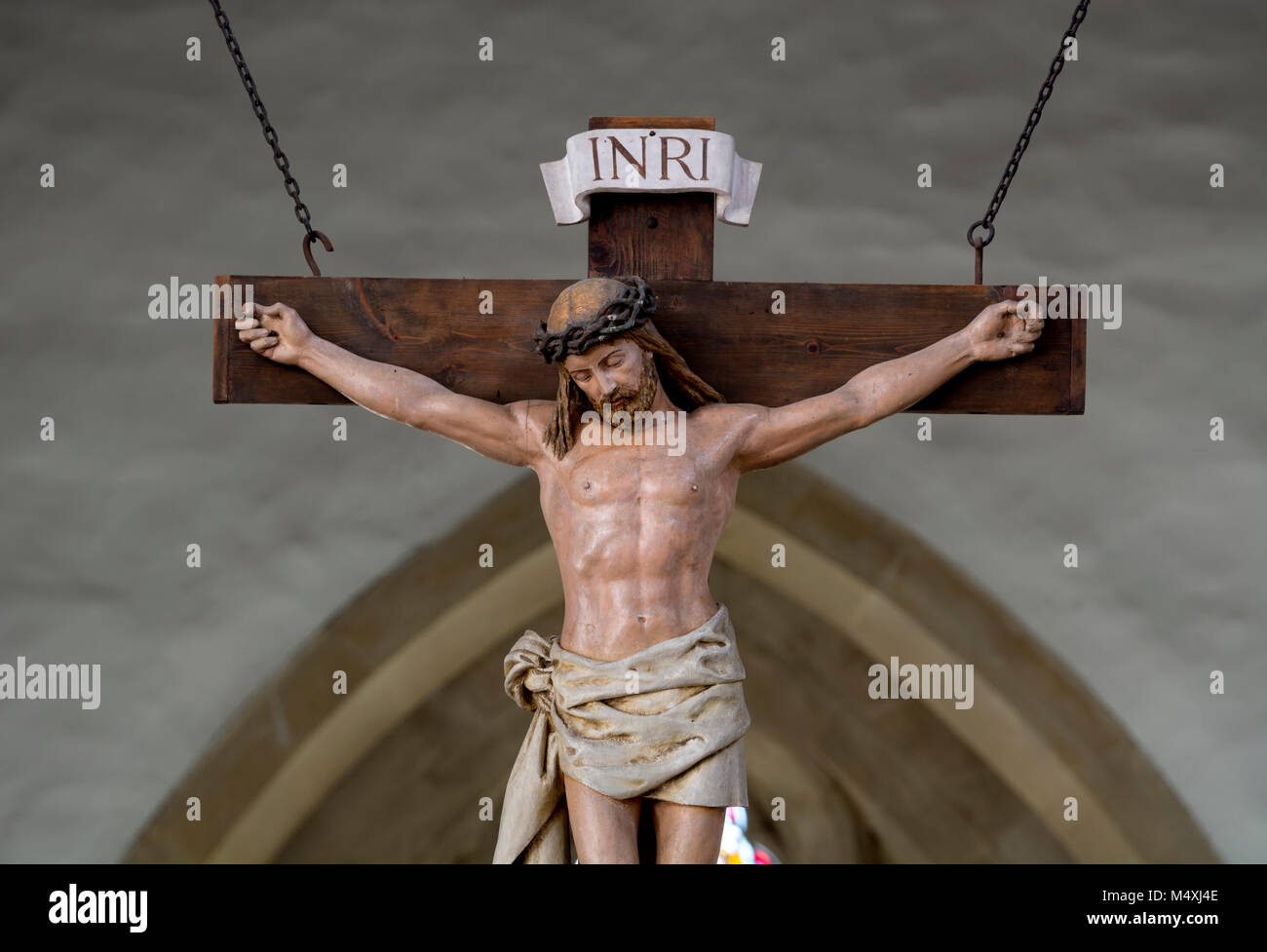 Un crucifijo que cuelga dentro de San Pedro y san Pablo, la Iglesia Hanborough, Oxfordshire, Inglaterra, Reino Unido. Foto de stock