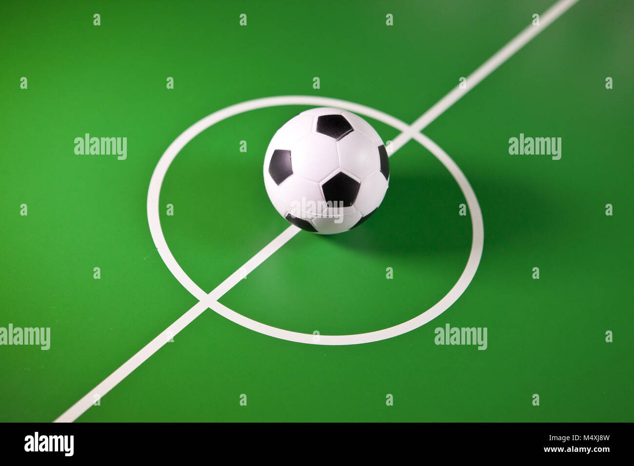 Juguete pelota de fútbol en un mediocampo Fotografía de stock - Alamy