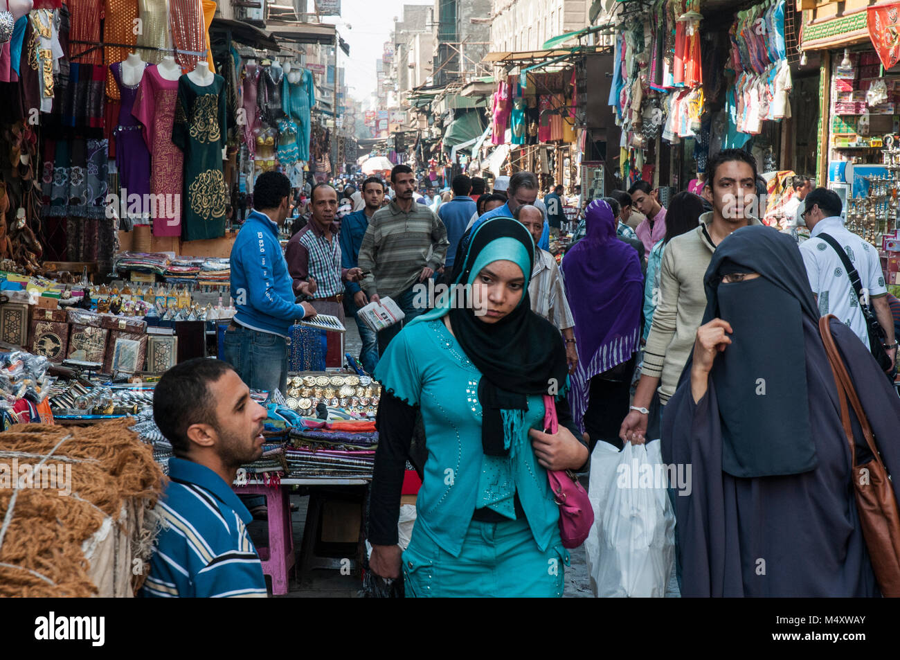 A lo largo de mercado Muski Street en el barrio de Khan el-Khalili de El Cairo islámico, Egipto Foto de stock