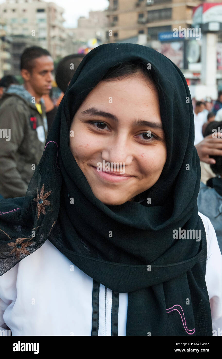 Retrato de una joven mujer Musulmana egipcia asistiendo el Eid el Adha festival en Mohandiseen, El Cairo Foto de stock