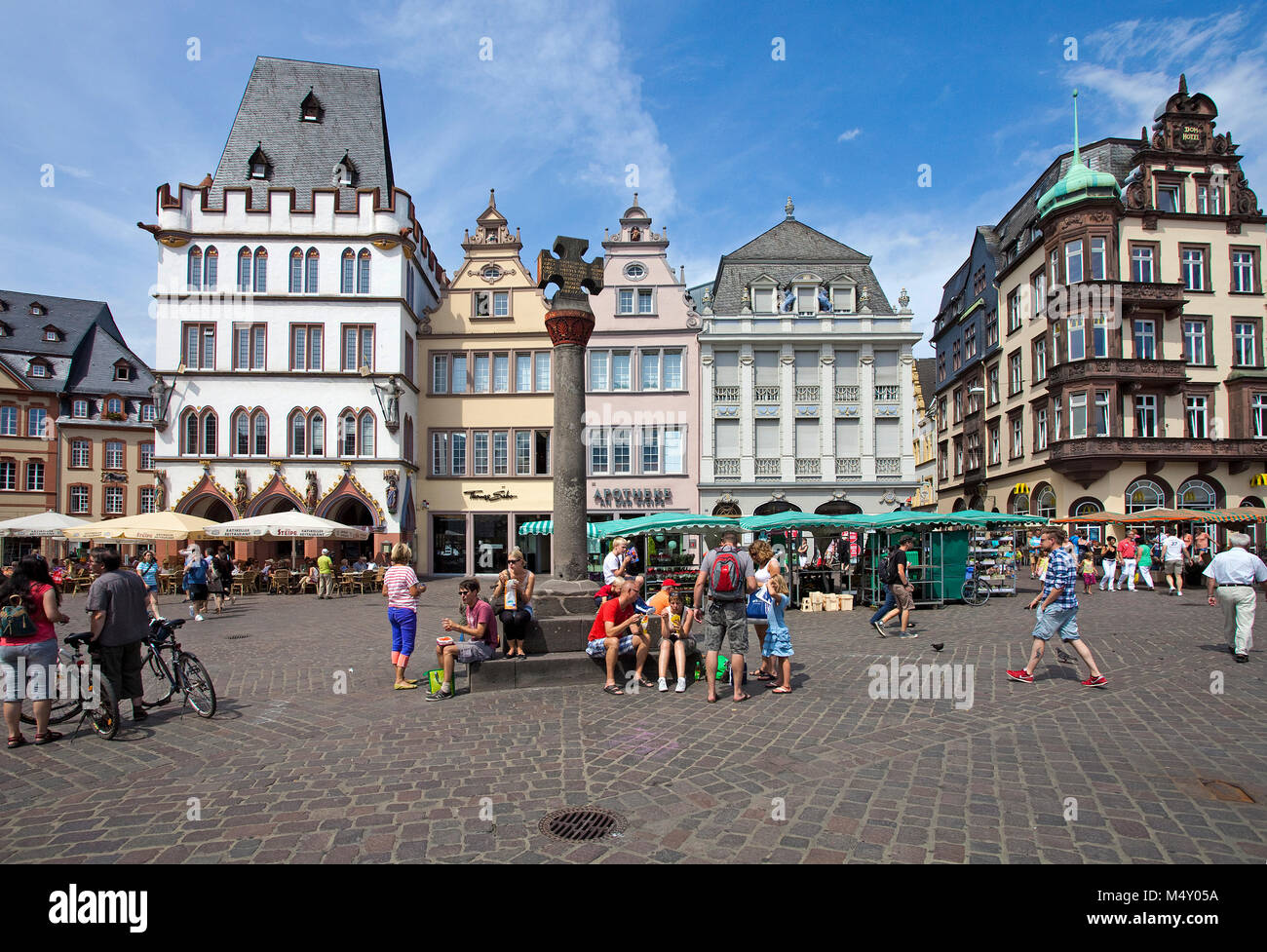 La vida de la ciudad en el principal mercado, mercado cruz, Trier, Renania-Palatinado, Alemania, Europa Foto de stock