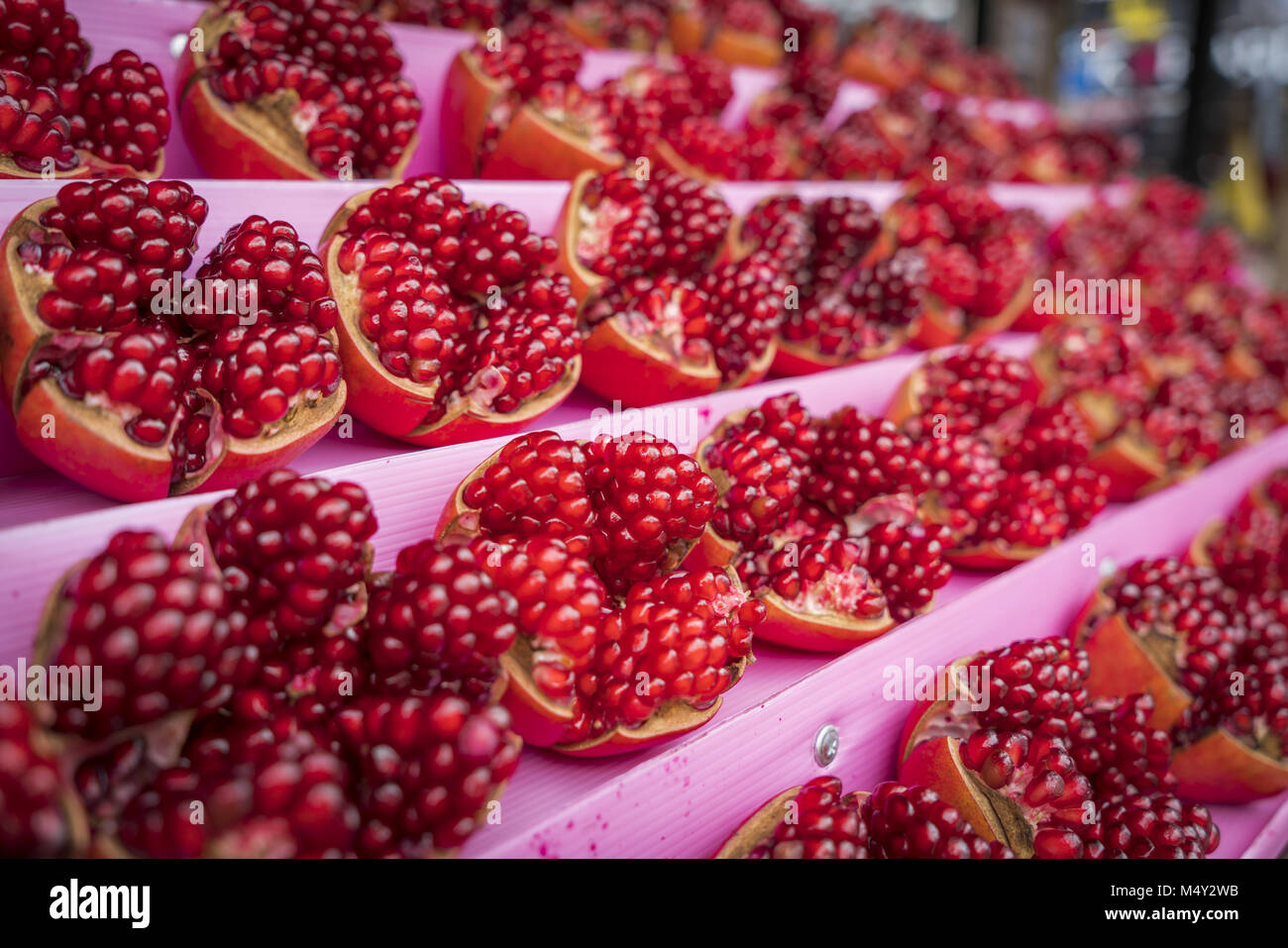 Montones de granada, la fruta madura de enfoque seleccionada Foto de stock