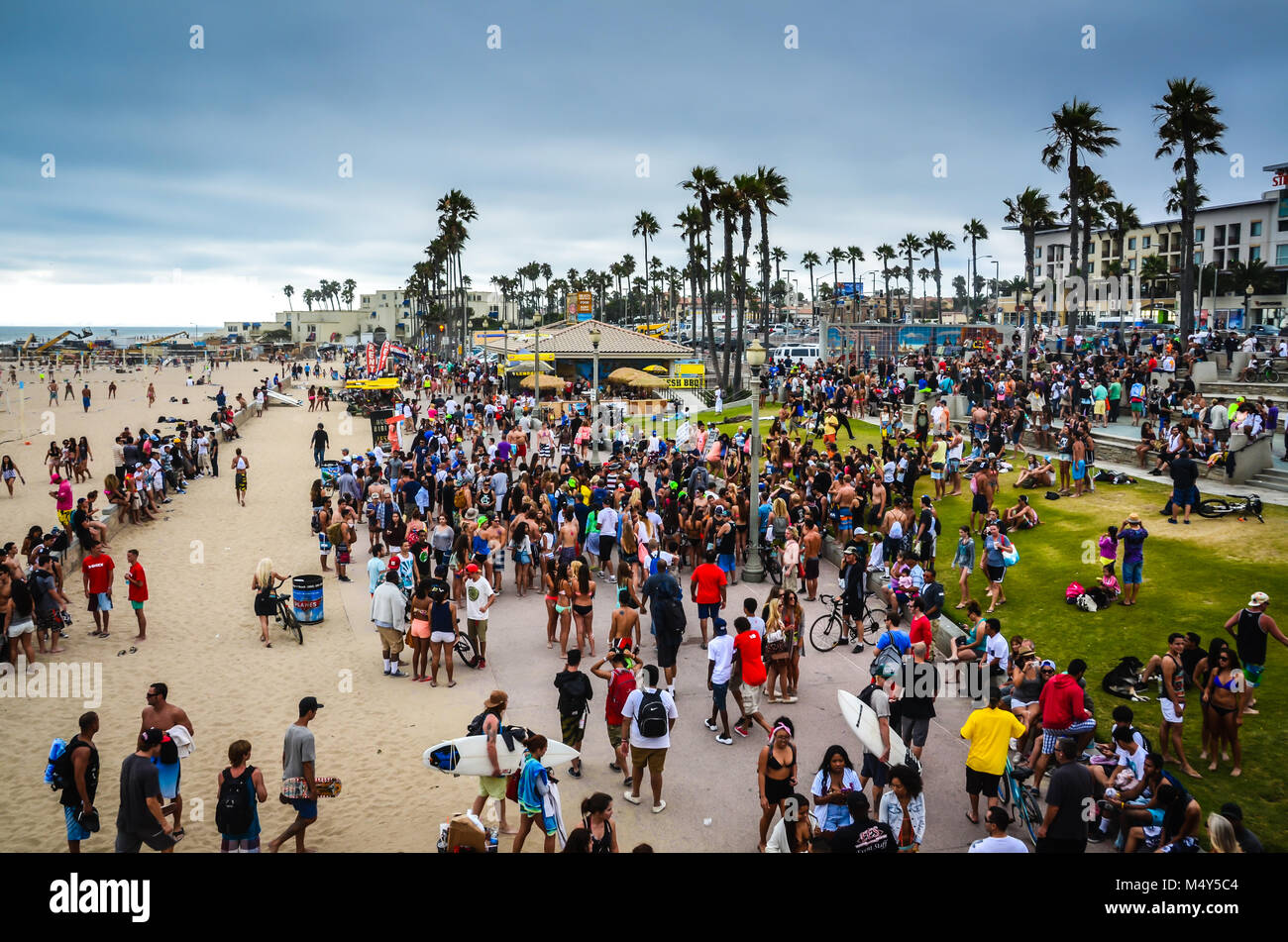 Multitudes de Huntington Beach en el sur de California. Foto de stock