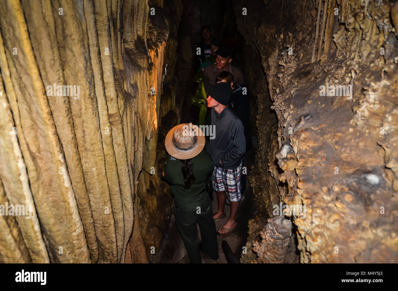 Guardaparque lleva visita guiada de Lehman Cuevas en Great Basin National Park. Foto de stock