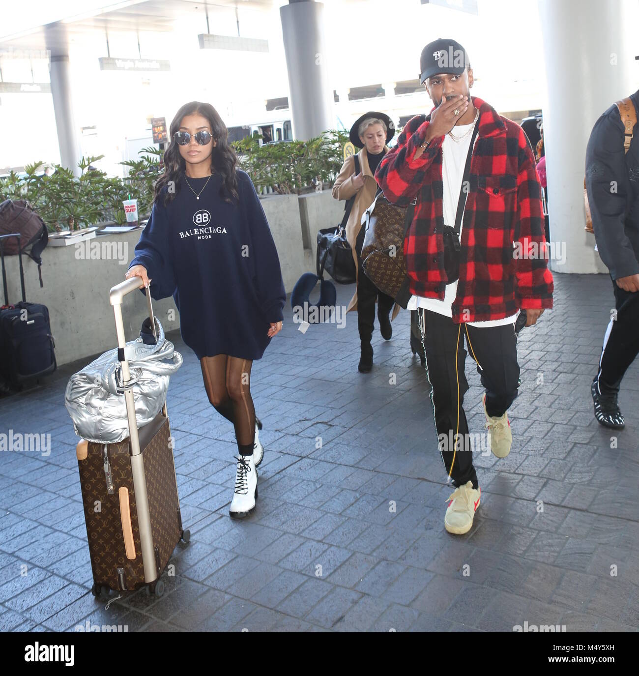 Big sean sale del aeropuerto con su novia Jhene Aiko vestidos de Balenciaga  y llevar maletas Louis Vuitton presentando: Big Sean, Jhene Aiko donde: Los  Angeles, California, Estados Unidos Cuándo: 18 de