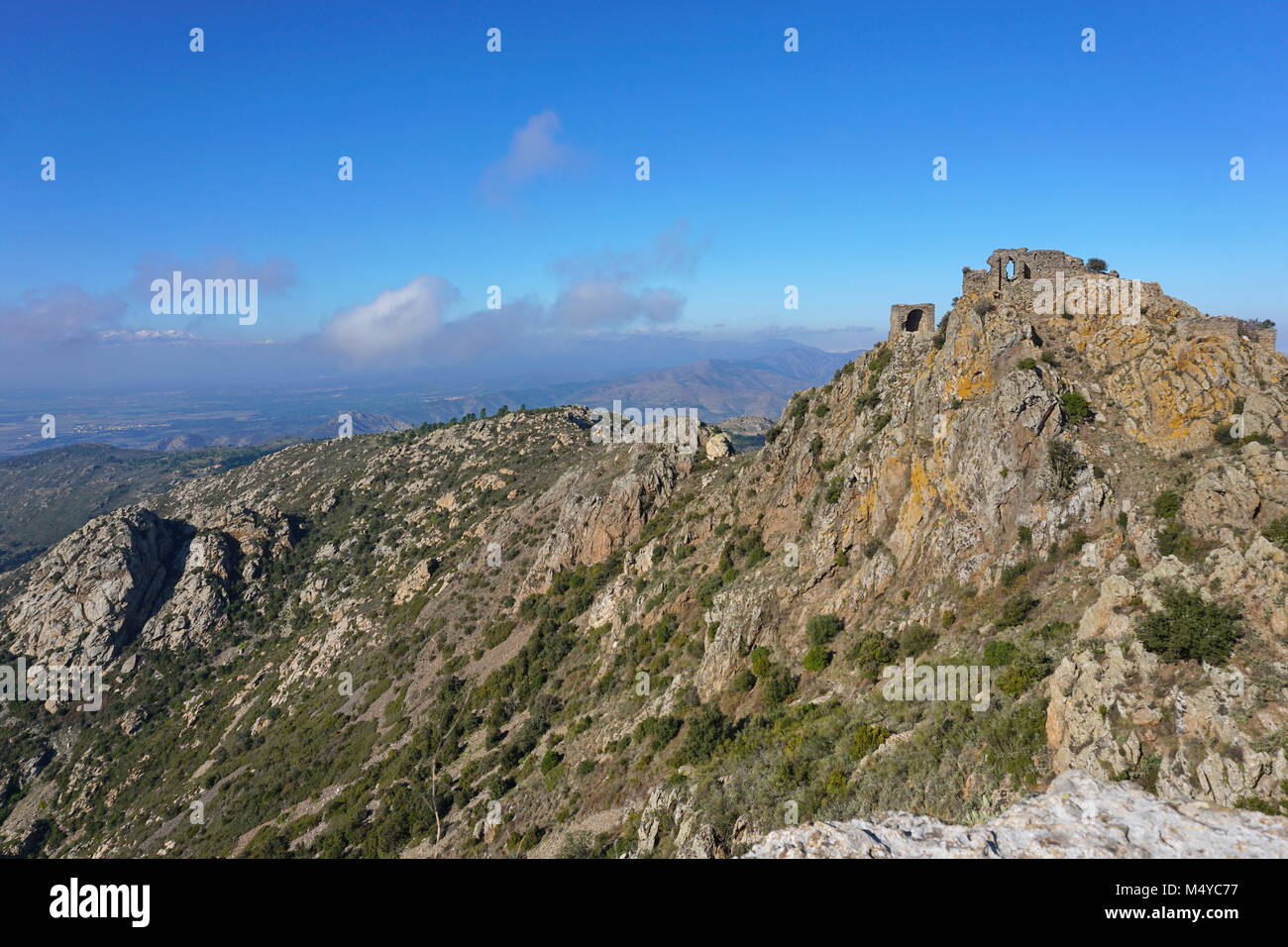 Paisaje desde la cima de la montaña de Sant Salvador Saverdera con las ruinas del castillo de Verdera, España, Cataluña Alt Emporda, Girona Foto de stock