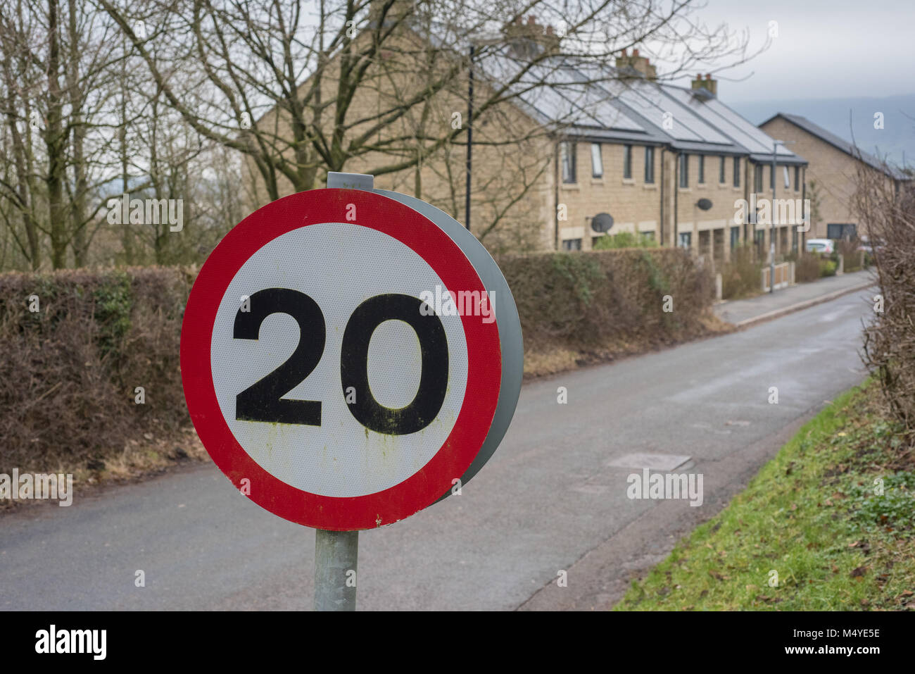 Una señal de límite de velocidad de 20 mph en una aldea, astillas, Preston, Lancashire. Foto de stock