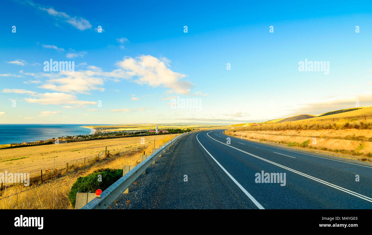 Paisaje Panorámico con la carretera y Buda visto desde Sellicks Hill, South Australia Foto de stock