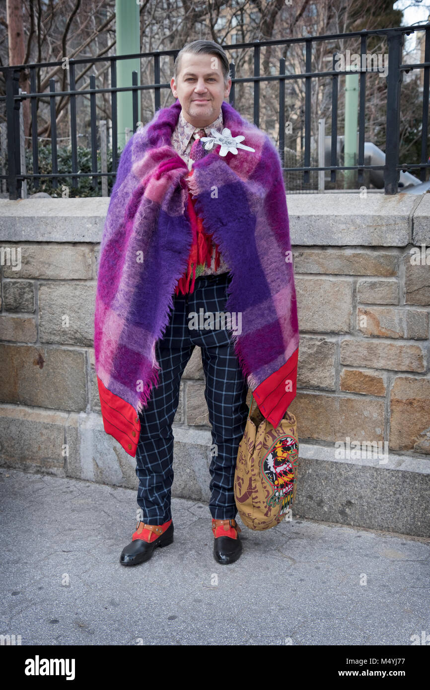 Un hombre de mediana edad con un sentido único de estilo personal fotografiado en el Bajo Manhattan, Ciudad de Nueva York. Foto de stock