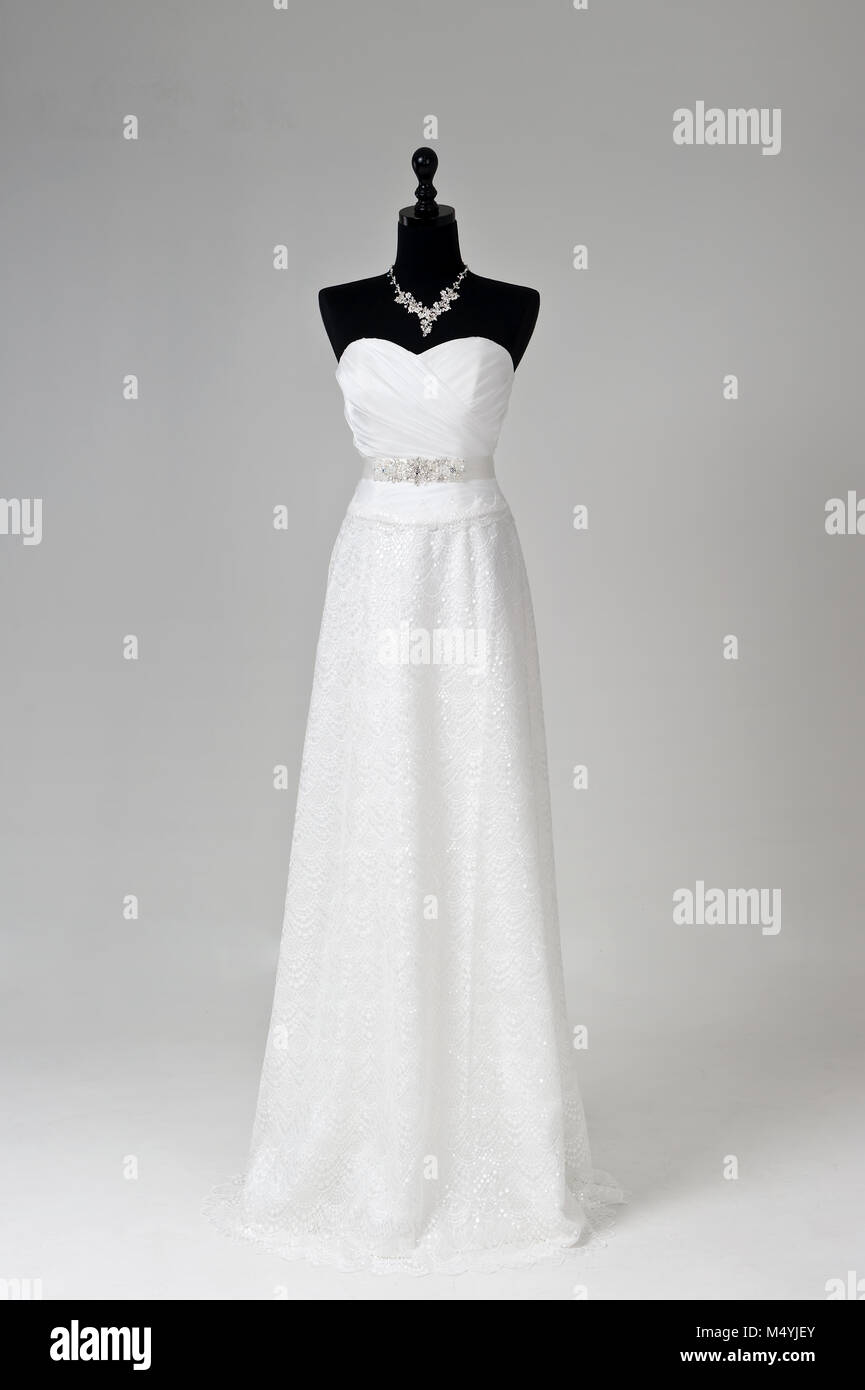 Moderno vestido de novia blanco aislado sobre fondo gris Foto de stock
