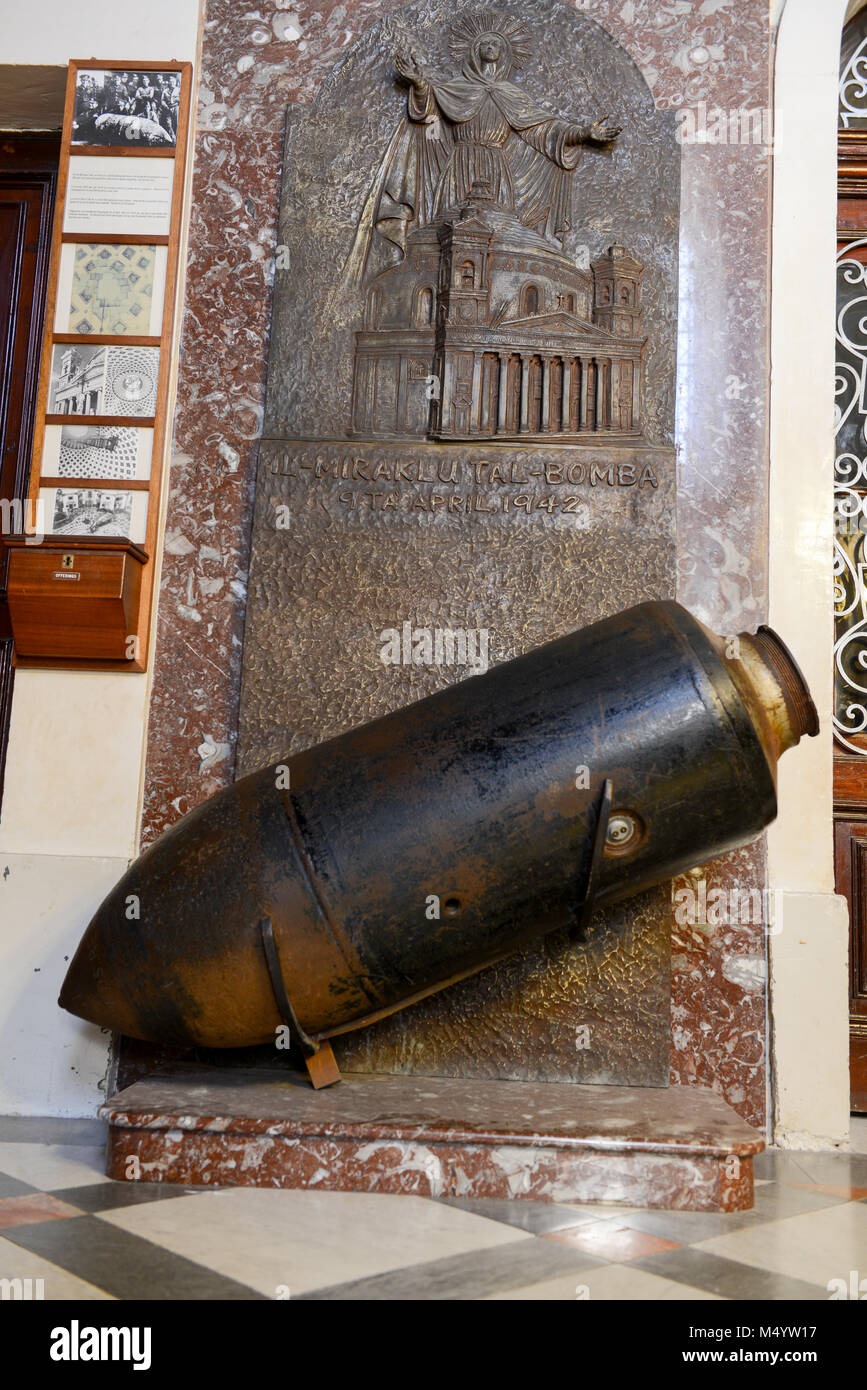 Bomba sin estallar de la Segunda Guerra Mundial en la Iglesia de la  Asunción de Nuestra Señora en Mosta, Malta Fotografía de stock - Alamy