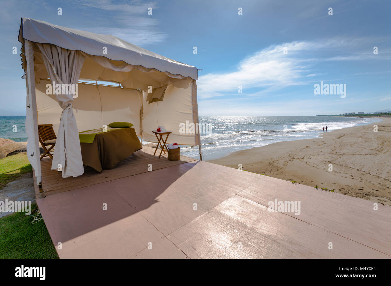 Carpa Blanca cabana configurado para tratamiento de spa en la playa en Puerto Vallarta, México. Foto de stock