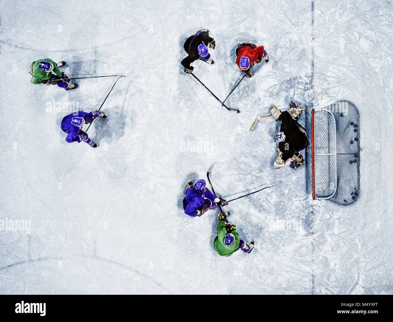 Vista desde arriba de los jugadores de hockey sobre hielo en la pista de patinaje Foto de stock