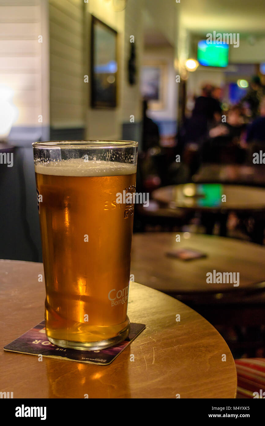 Una pinta de real ale o cerveza tradicional británico en un pub, Devon, Reino Unido. De febrero de 2018. Foto de stock