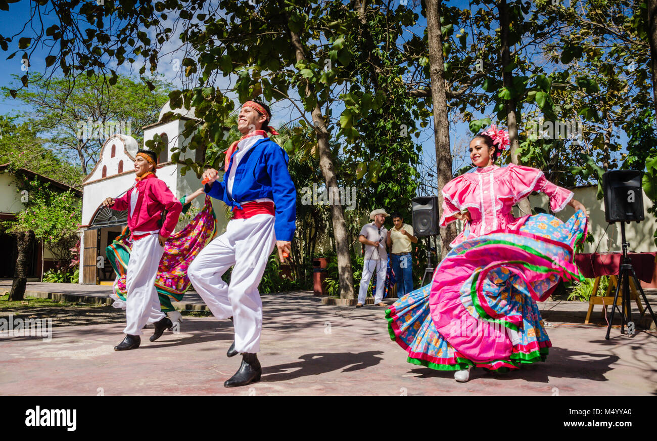 Trio- dos hombres y una mujer- en la vestimenta tradicional perforing danzas folklóricas, en Puerto Vallarta, México. Foto de stock